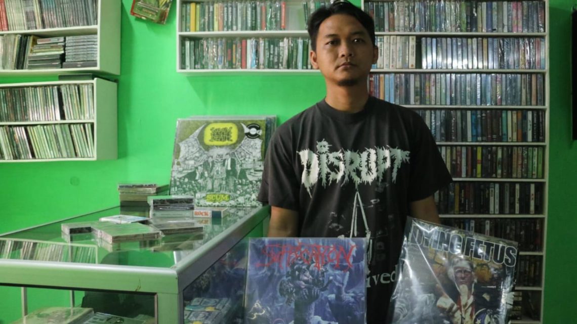 Mengintip Dapur Kolektor Kaset Pita di Bojonegoro