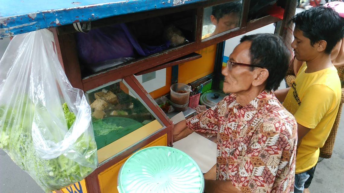 Gado-gado Pak Yun, Kuliner Melegenda dari Jalanan Kota Bojonegoro