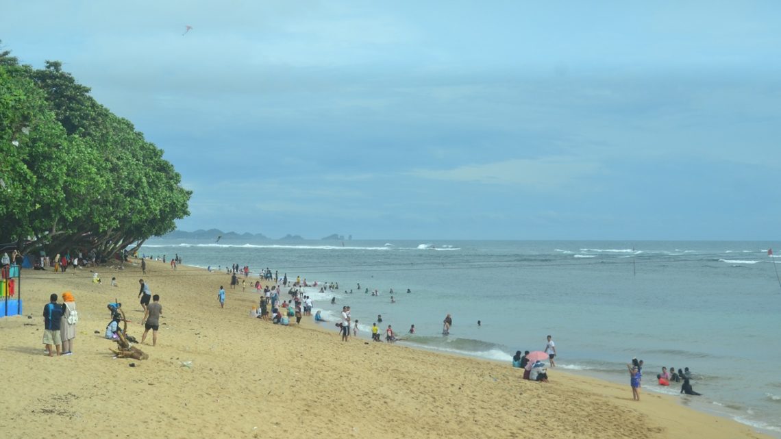 Menyiasati Ketiadaan Pantai di Bojonegoro dengan Pantai Minimalis