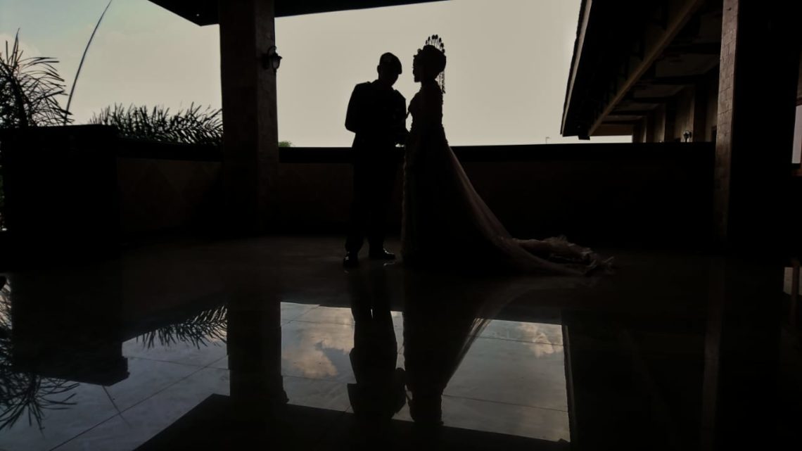 Pada Akhirnya Mereka Menikah Di Luar Angkasa