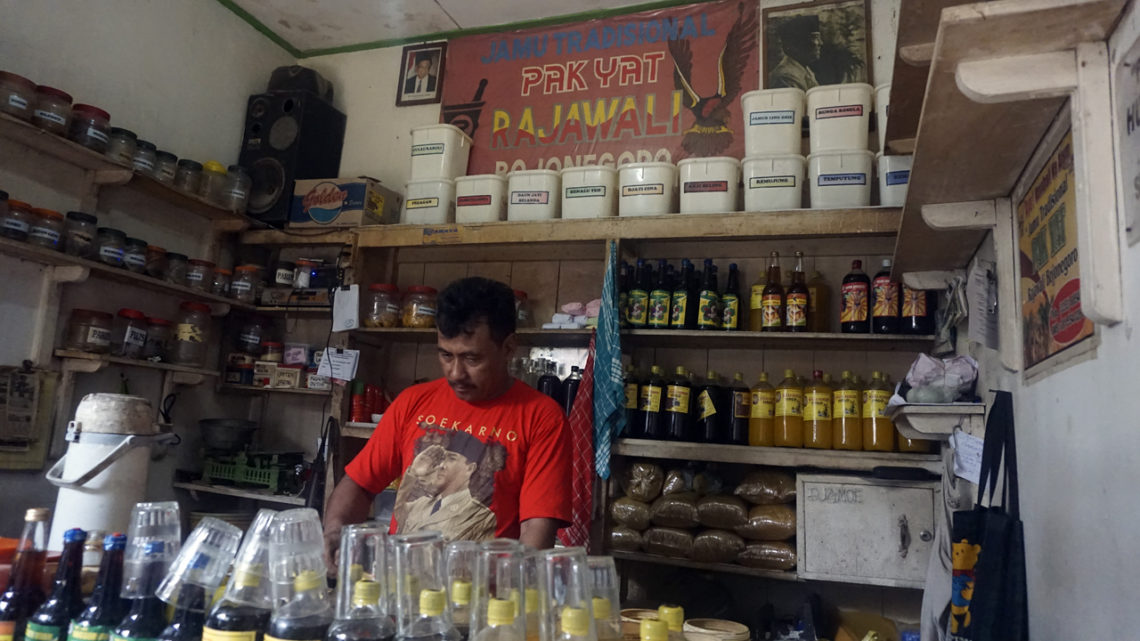 Menikmati Seduhan Jamu Tradisional Legendaris Pak Yat Bojonegoro