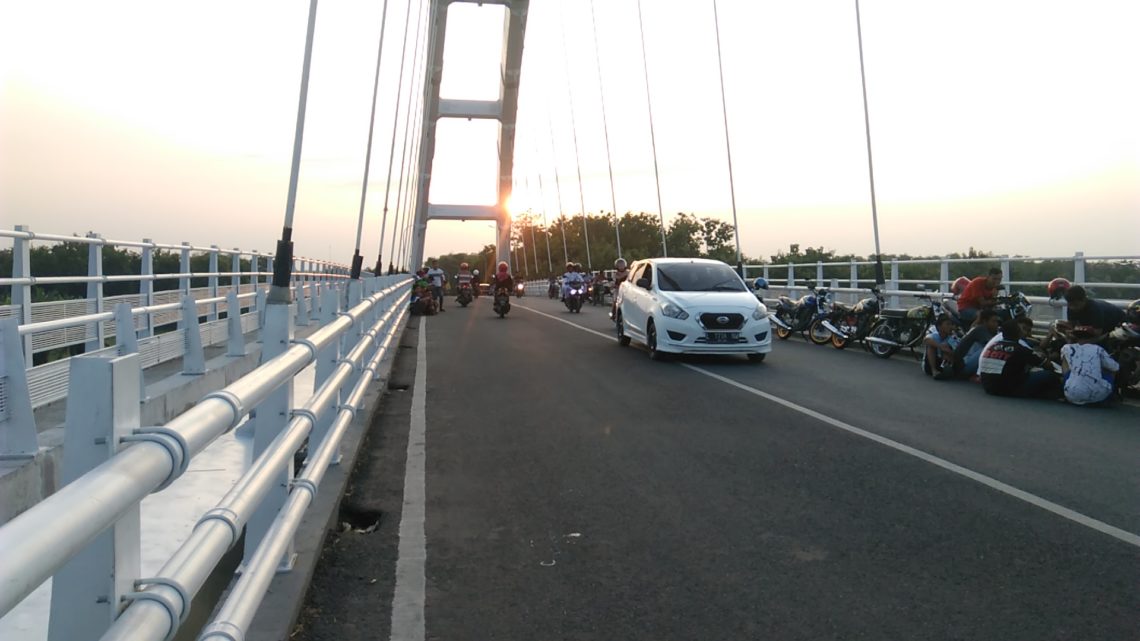 Suasana Ngabuburit di Atas Jembatan Sosrodilogo