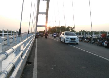 Suasana Ngabuburit di Atas Jembatan Sosrodilogo