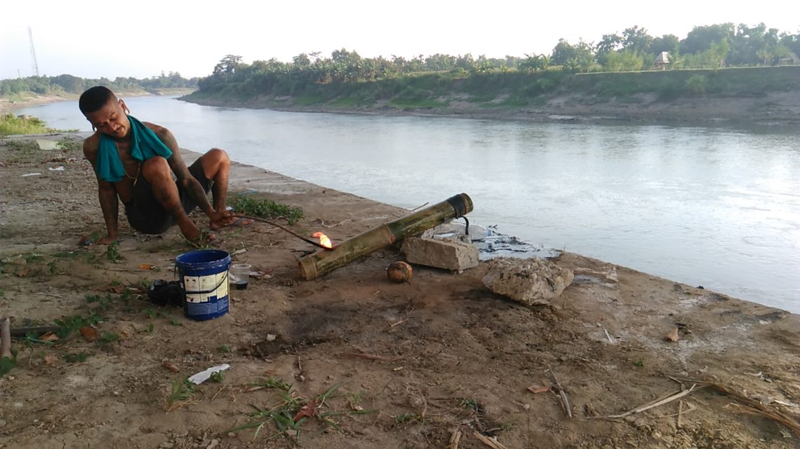 Mercon Bumbung, Tradisi Ngabuburit Unik di Pinggir Bengawan Bojonegoro