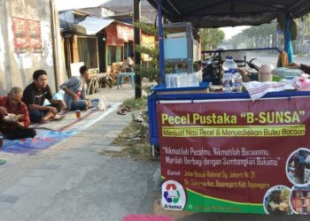 Pecel Pustaka, Makan Pecel sambil Baca Buku