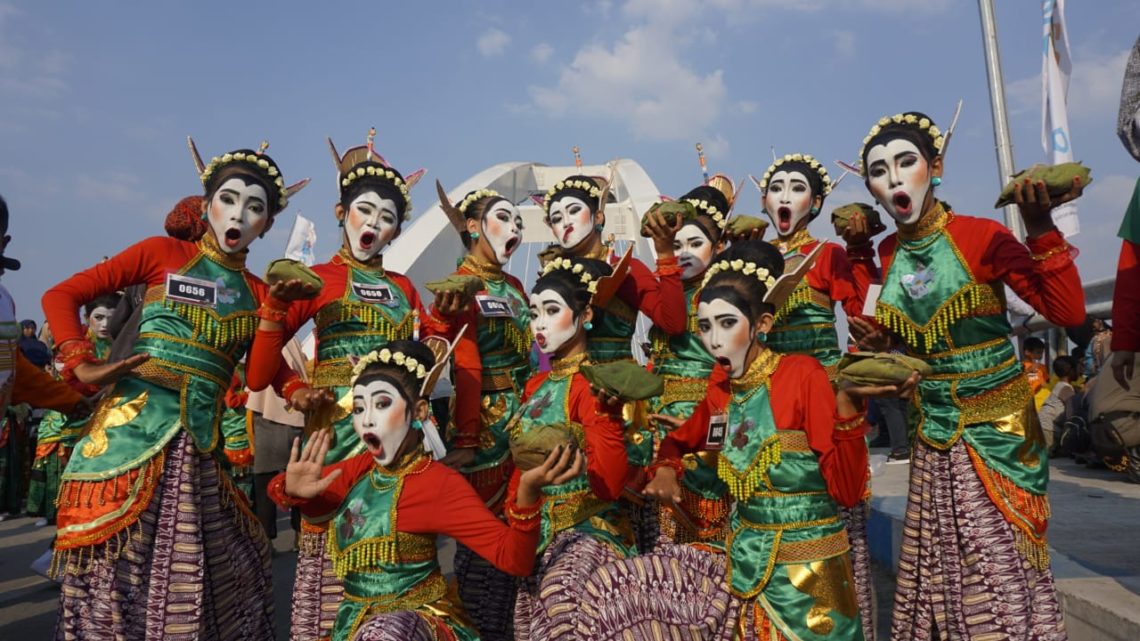 Menengok Kemeriahan Pemecahan Rekor Tari Thengul dan Sego Buwuhan Bojonegoro