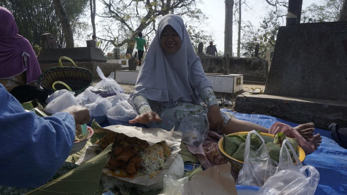 Suka Cita di Pemakaman Umum lewat Kegiatan Sedekah Bumi