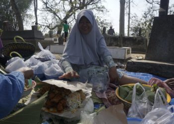 Suka Cita di Pemakaman Umum lewat Kegiatan Sedekah Bumi