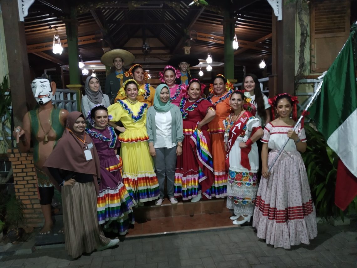 Orang Thailand yang Humoris hingga Perempuan Berjilbab dari Mexico