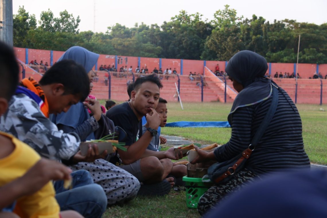 Tradisi Menikmati Lumpia kala Persibo Berlaga
