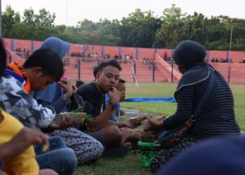 Tradisi Menikmati Lumpia kala Persibo Berlaga