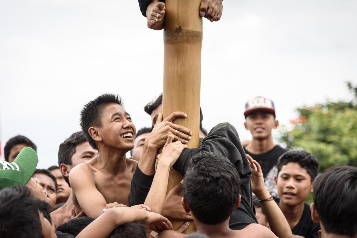 Sejarah Panjat Pinang dalam Perayaan Kemerdekaan Indonesia