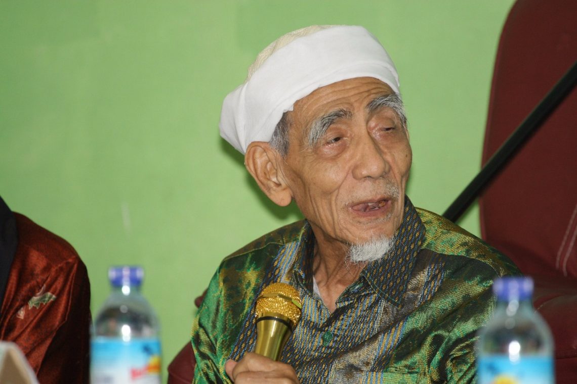 KH Maimun Zubair dan Bagaimana kami Mencium Tangan Beliau