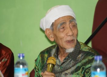 KH Maimun Zubair dan Bagaimana kami Mencium Tangan Beliau