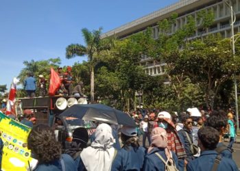 Catatan Berbeda dari Aksi Demonstrasi di Surabaya