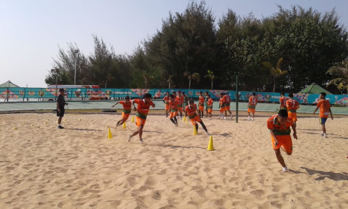Fisik Pemain Persibo Digeber di Pantai Mangrove Tuban