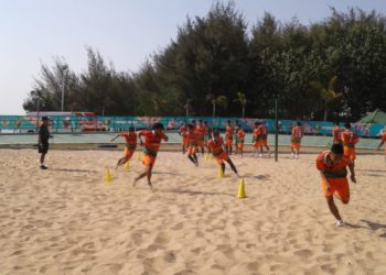 Fisik Pemain Persibo Digeber di Pantai Mangrove Tuban