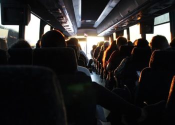 Melihat Tabiat Manusia saat sedang Naik Bus Umum