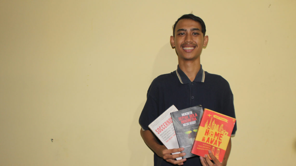 Kolektor Buku Sepakbola asal Bojonegoro dan Cita-cita Perpustakaan Mini