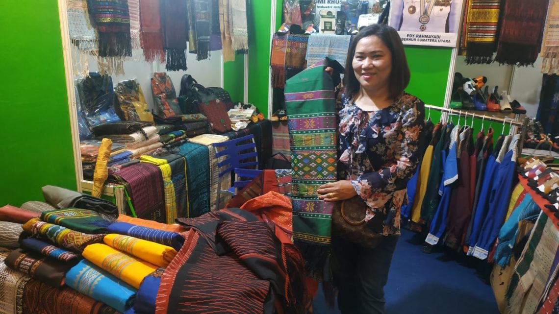 Mengenal Kain Ulos dan Songket Batak Melalui Pergelaran Jatim Fair 2019