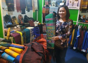 Mengenal Kain Ulos dan Songket Batak Melalui Pergelaran Jatim Fair 2019