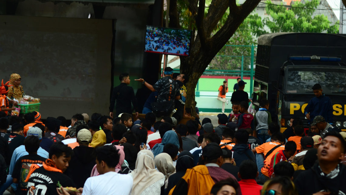 Aksi Suporter untuk Saksikan Persibo: Dari Mengintip sampai Memanjat Pohon
