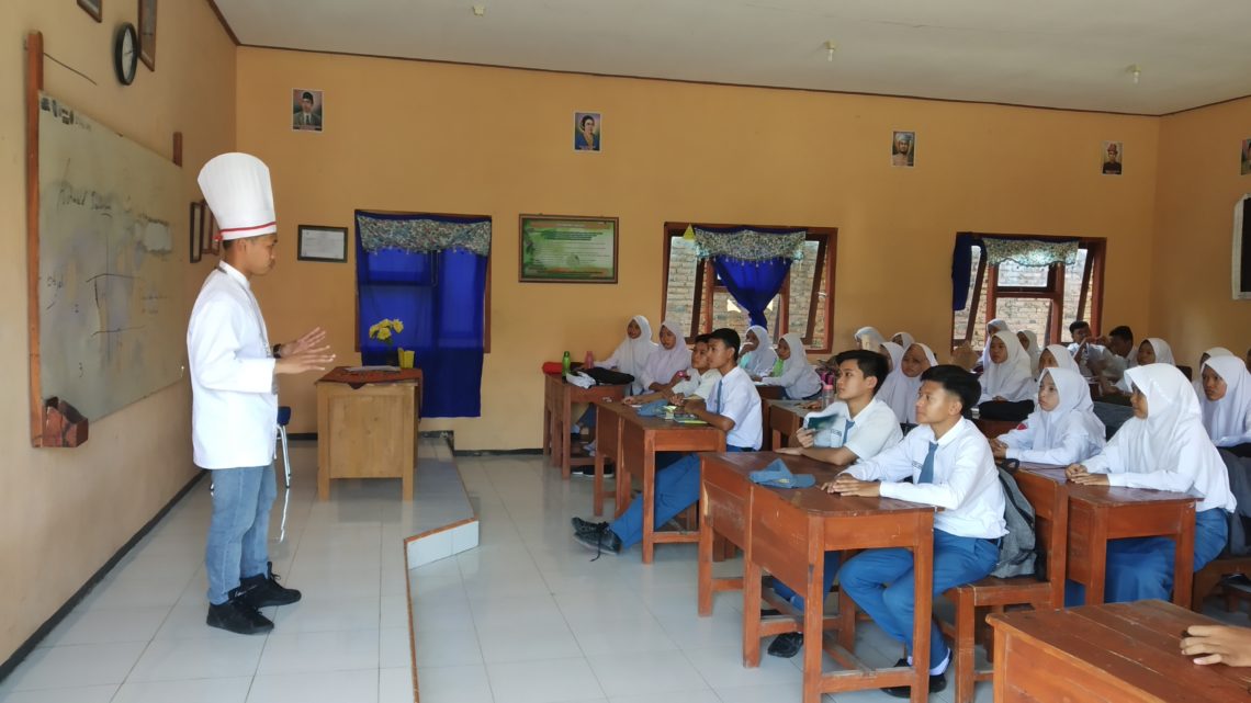 Melalui Story Telling, Mereka Membagi Kisah pada Para Pelajar Bojonegoro  