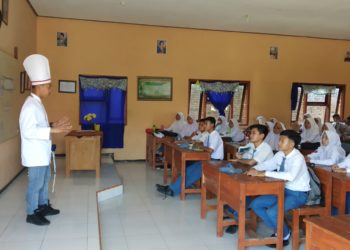 Melalui Story Telling, Mereka Membagi Kisah pada Para Pelajar Bojonegoro  