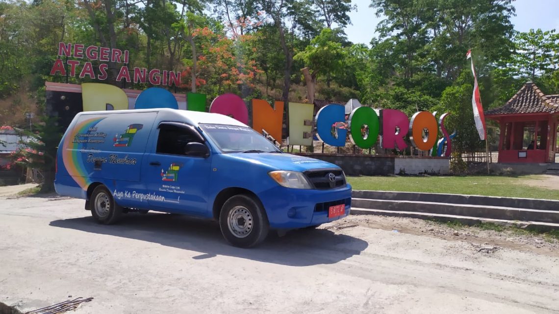 Mobil Perpusatakaan Keliling Mangkal di Objek Wisata Bojonegoro