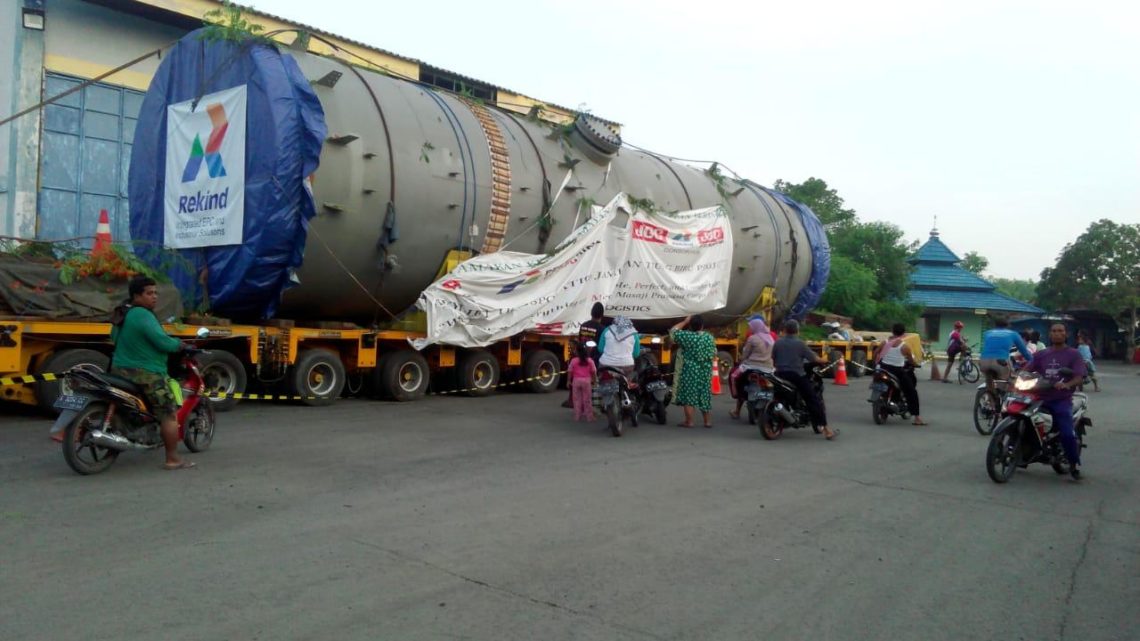 Truk Raksasa Rekind Gerakkan Ekonomi Warga Sejenak