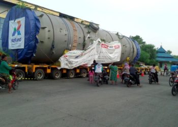 Truk Raksasa Rekind Gerakkan Ekonomi Warga Sejenak