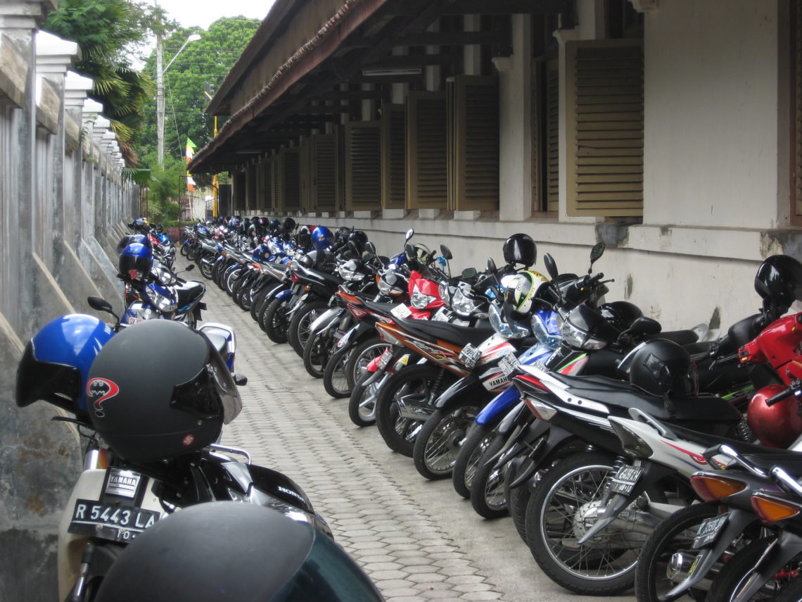Tukang Parkir dan Fungsi Lain Jok Sepeda Motor