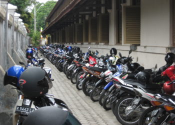 Tukang Parkir dan Fungsi Lain Jok Sepeda Motor