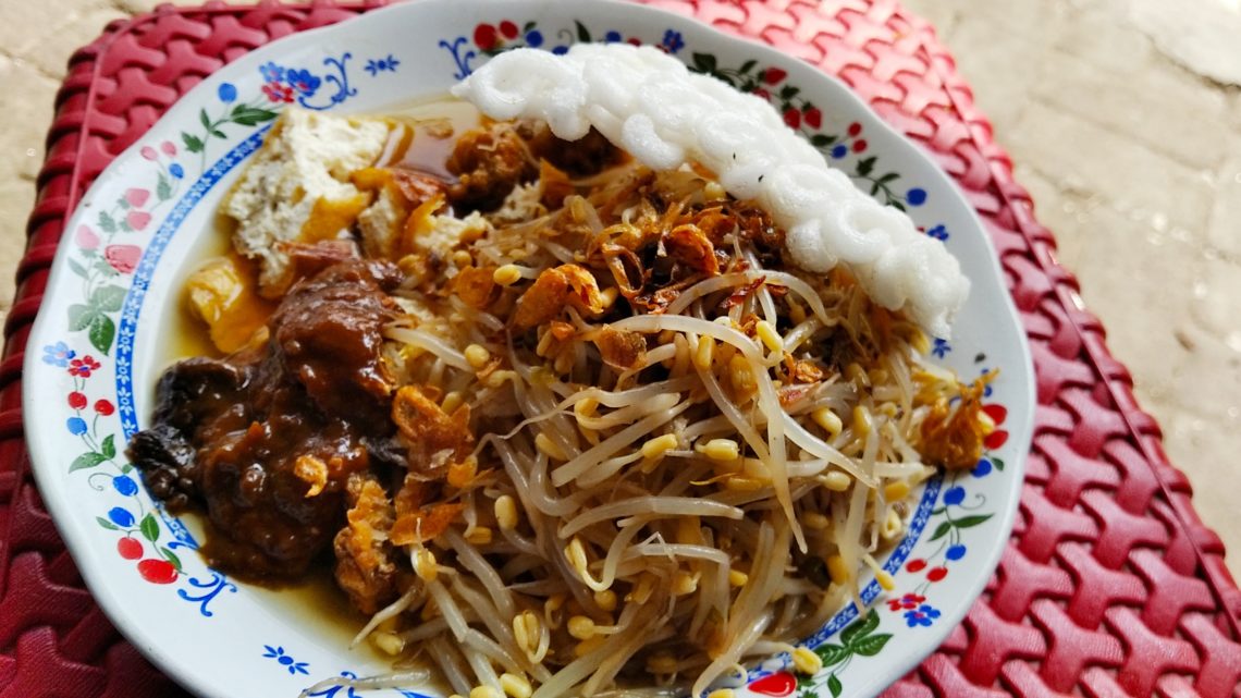5 Alasan Kenapa Kamu Harus Coba Lontong Balap