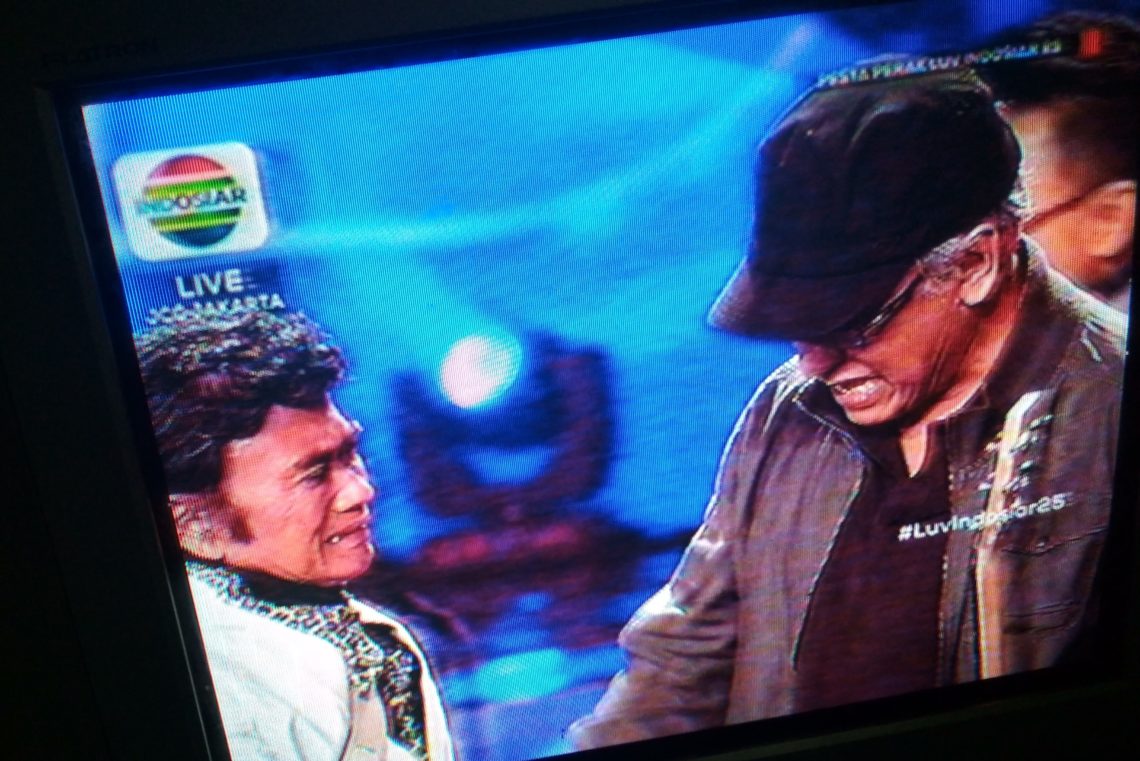 Gelak Haru saat Rhoma Irama berjumpa Iwan Fals