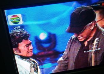 Gelak Haru saat Rhoma Irama berjumpa Iwan Fals