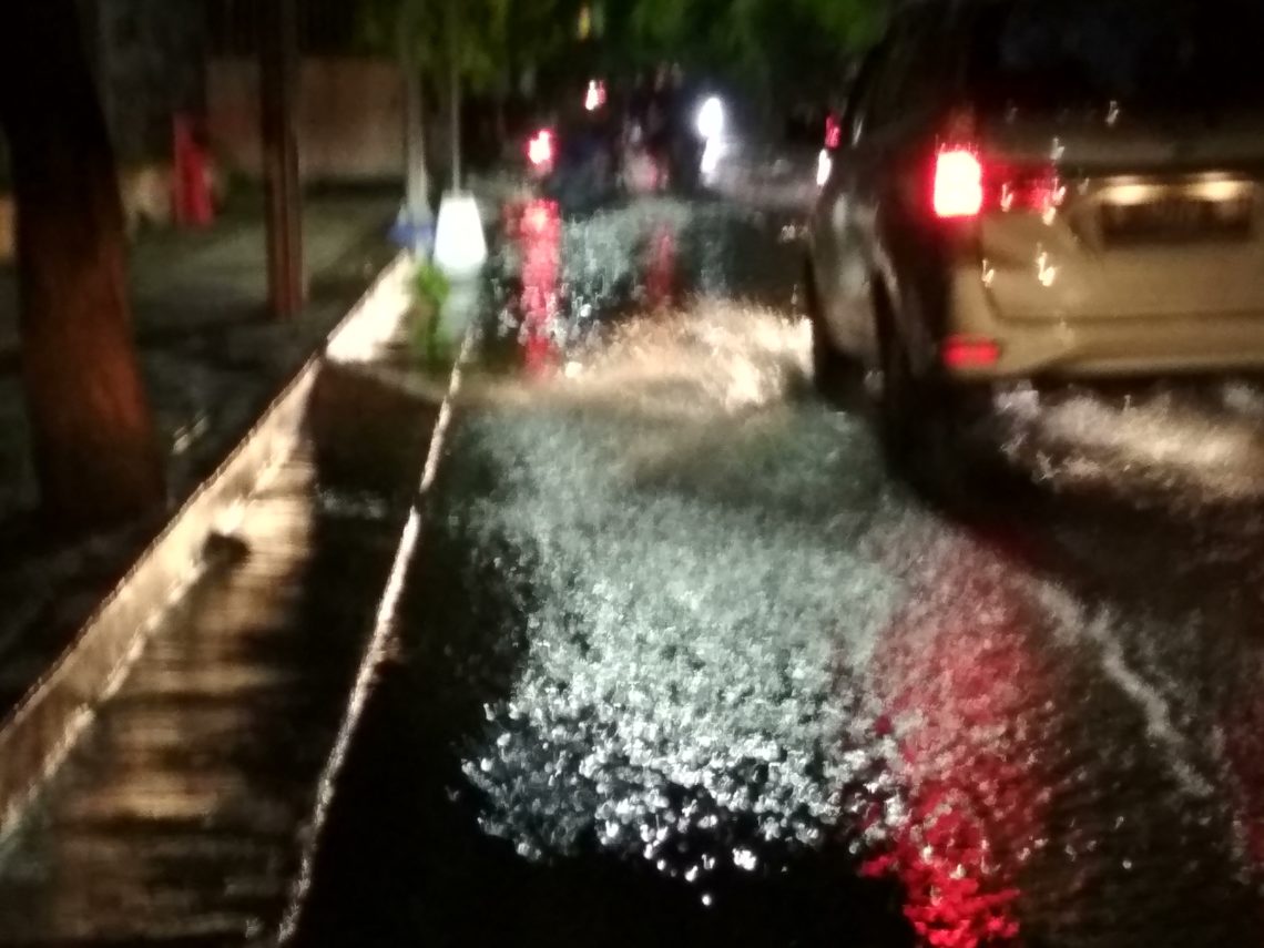 Asyiknya Wisata Banjir di Dalam Kota