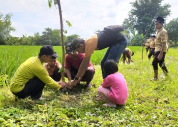 Menanam Pohon Trembesi untuk Negeri