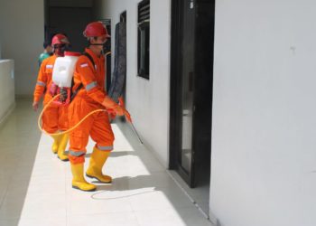 Lazizmu dan MDMC Muhammadiyah Bojonegoro Inisiasi Penyemprotan Disinfektan