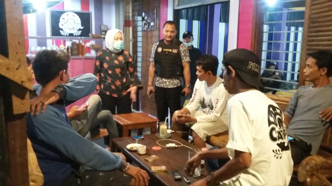 Bupati Bojonegoro Bubarkan Warga di Warung Kopi