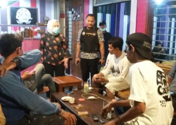 Bupati Bojonegoro Bubarkan Warga di Warung Kopi