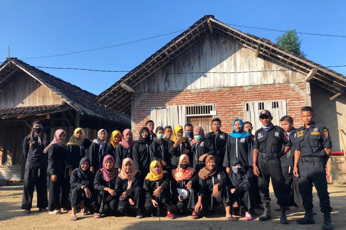 PSHT Bubulan Bagikan Masker Gratis pada Masyarakat