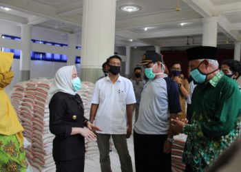 Muhammadiyah Bojonegoro Bagikan 65 Ton Beras ke Masyarakat