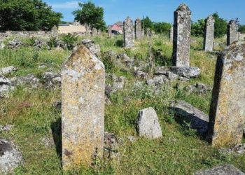 Bagaimana Manusia Membangun Nisannya