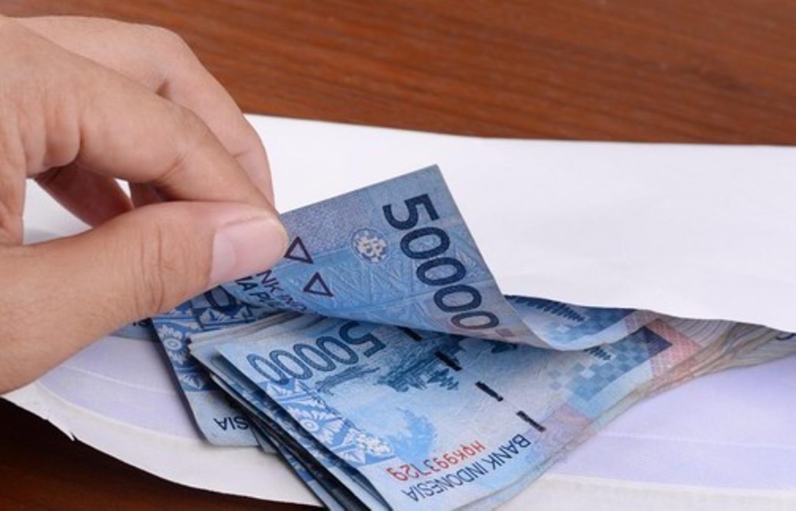 Seretnya Uang THR dan Memandang Ulang Peran Uang