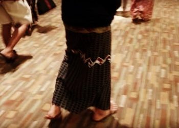 Ada yang Aneh dengan Cowok Bersarung Itu