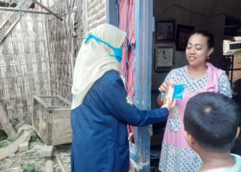 KKN Unair 62: Mahasiswa Unair Blusukan Bagikan Jamu dan Masker