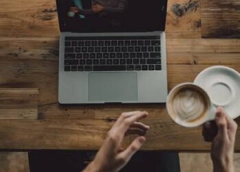 Saat Pemilik Warung Kopi Memandang Sinis Pengguna Laptop