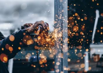 Di Balik Mengabarkan Degup Kebahagiaan