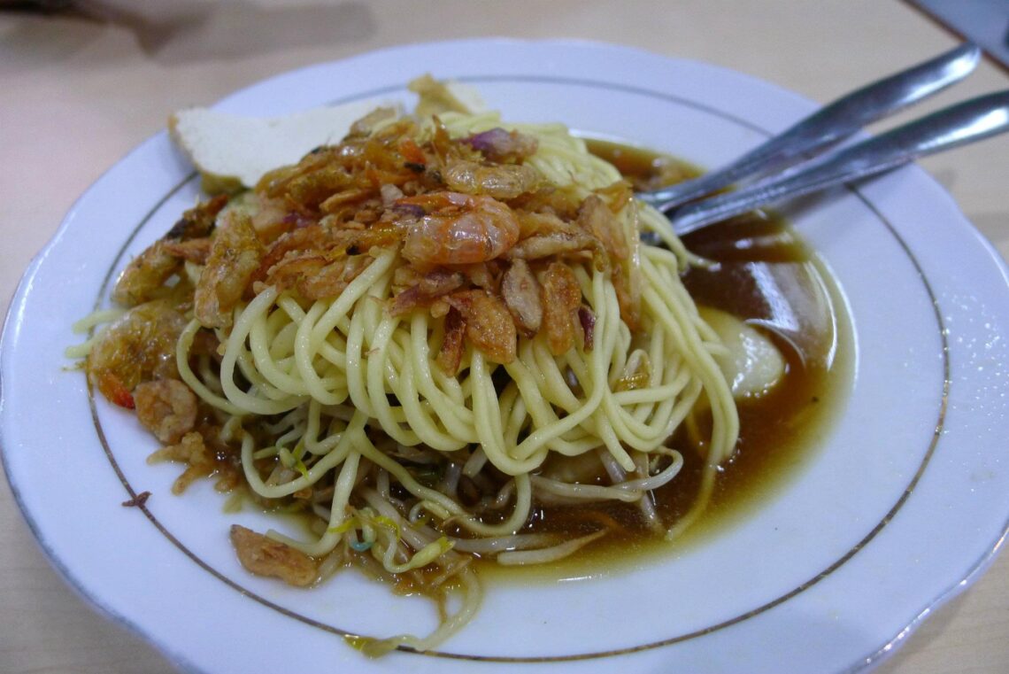 Enaknya Lontong Mie Nyonya Marlia Khas Surabaya